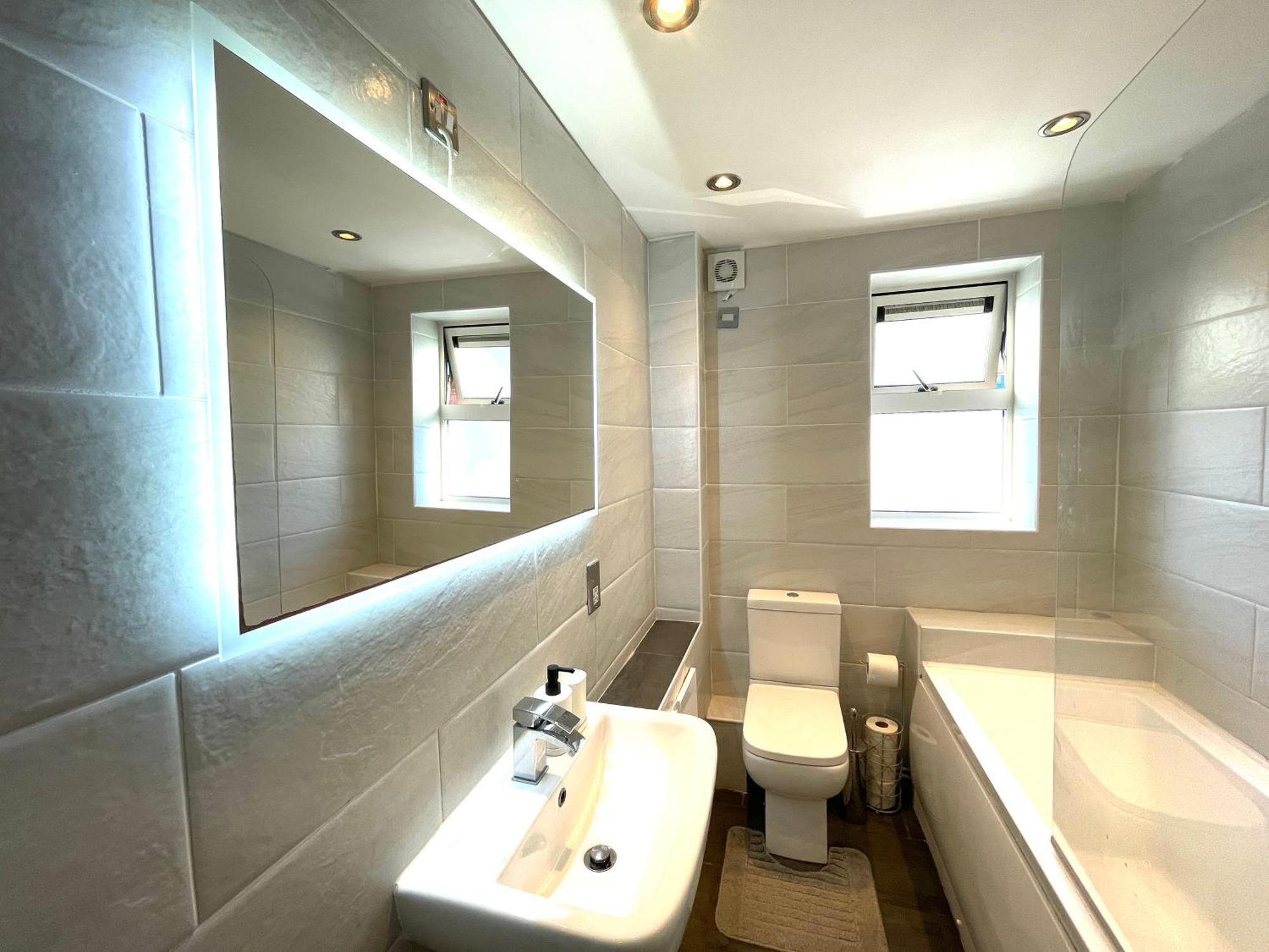 Rnm - Business Professionals Stay, Walsall City Centre, 2 Bedroom With Ensuite And Bathroom, Entire Place, Kitchen & Washroom With Amenities, Smart Tv, Easy Access, Fast Wifi, Parking Nearby, Great Transport Links Экстерьер фото